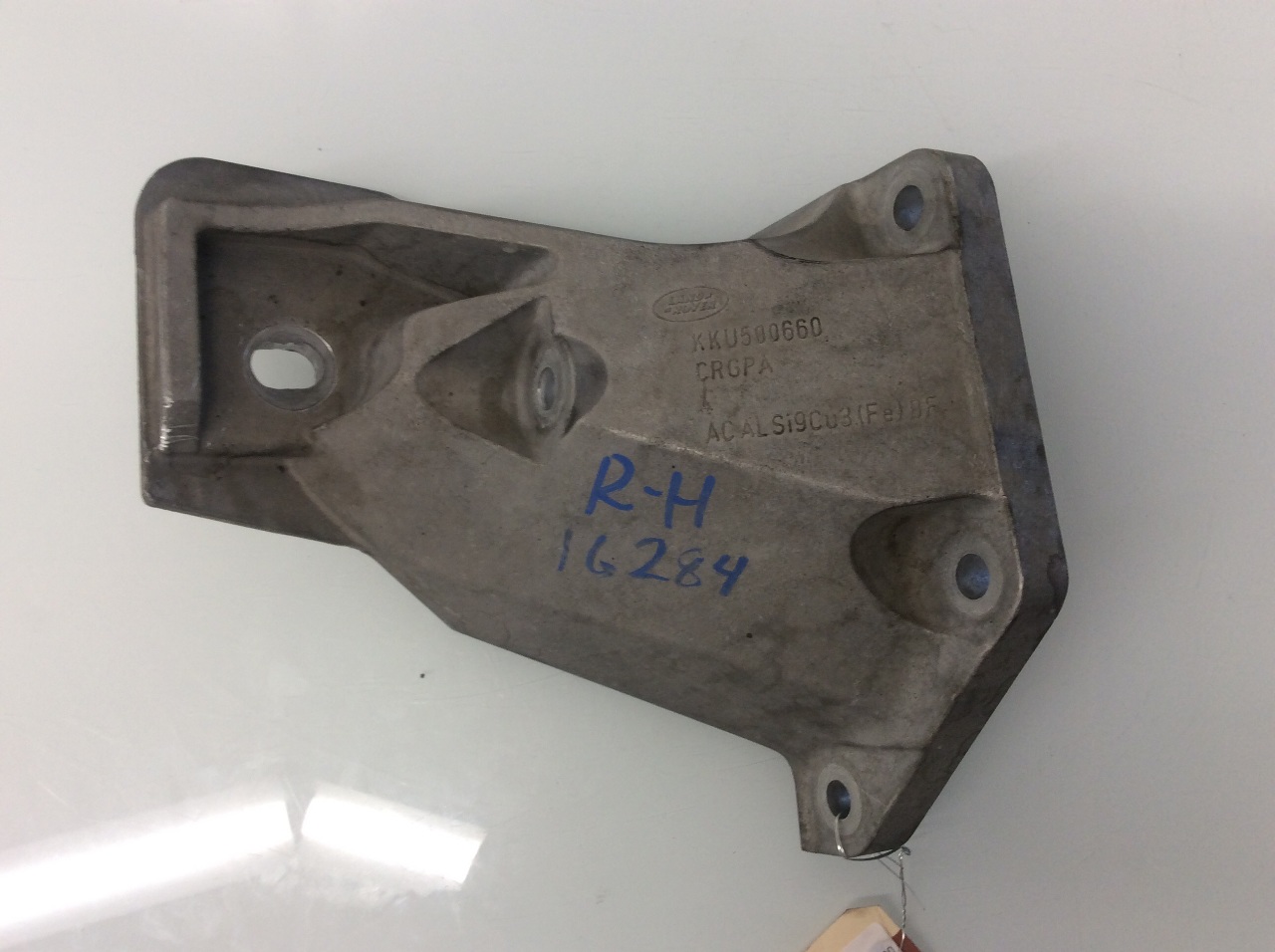 2006 2007 Land Rover LR3 4.0L Right Engine Mount Bracket KKU500660 OEM