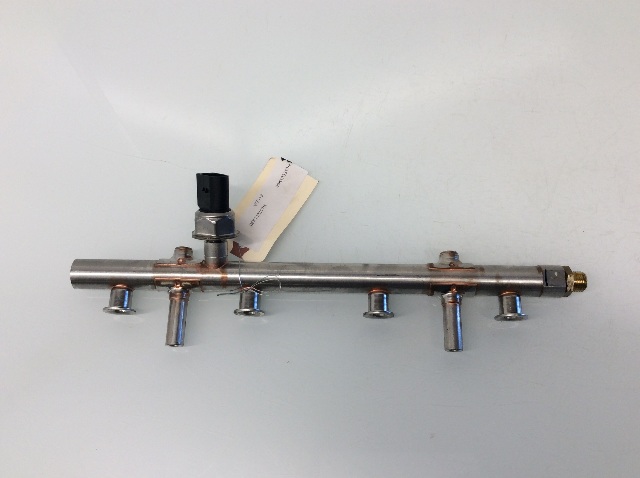 2015 2016 Volkswagen Passat 1.8 Fuel Rail 06K133317H