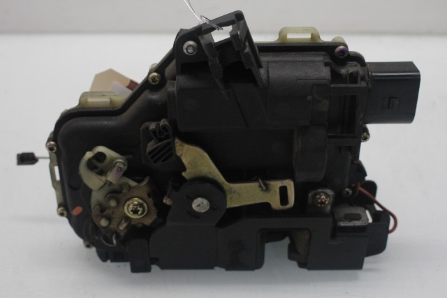 2002 Volkswagen Beetle GLS Driver Left Front Door Latch Lock 3B1837015J OEM