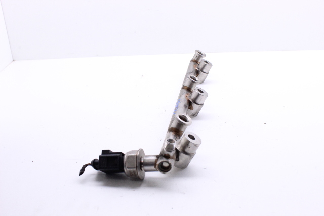 Volkswagen CC Passat Touareg VR6 Fuel Rail 03H133317B
