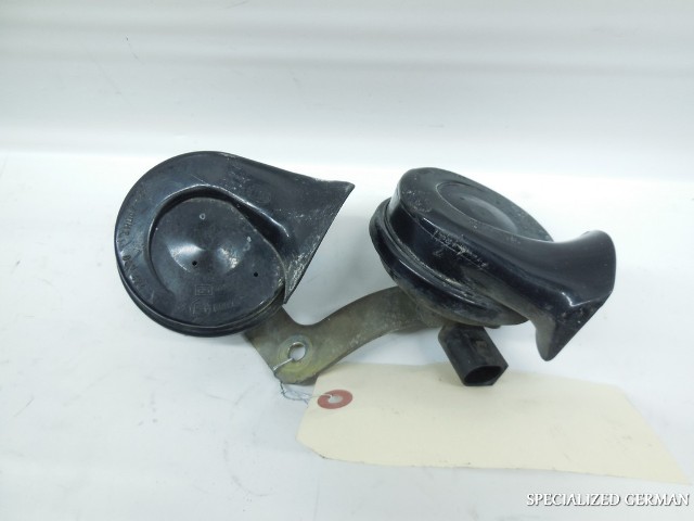 2001 2002 2003 - 2008 2009 2010 Volkswagen Beetle Horn Pair W/ Bracket 1C0951221 OEM