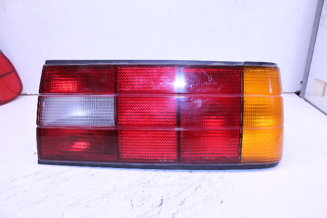 1989 1990 1991 1992 BMW 318i 325e 325i E30 Tail Light Lamp Right 1385382 OEM
