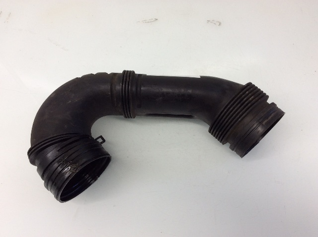 2004 2005 2006 Volkswagen Touareg 3.2L Air Intake Connector Pipe 7L0129684 OEM