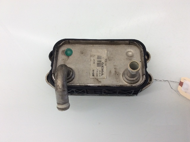 2004 Volvo C70 Engine Oil Cooler 8677974 OEM