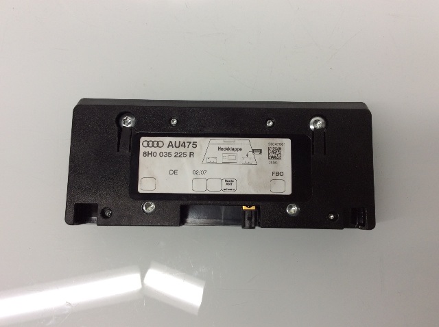 2009 Audi A4 Cabriolet Antenna Booster Module 8H0035225R OEM