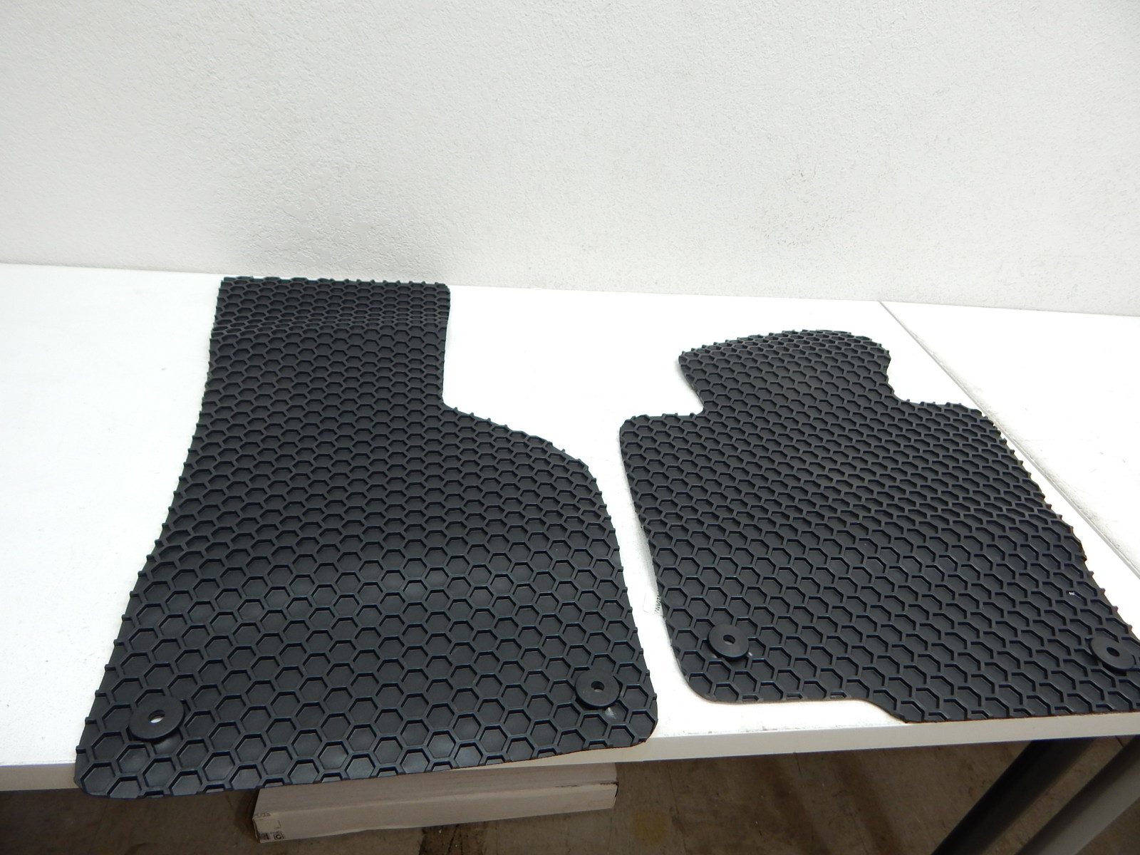 Intro Tech Vw 607f Rt B Hexomat Front Row Floor Mats For