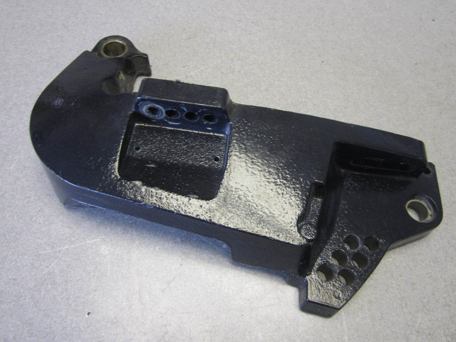 340006 Evinrude Johnson V6 DARK Blue Steering Arm Lower Motor Mount Bracket