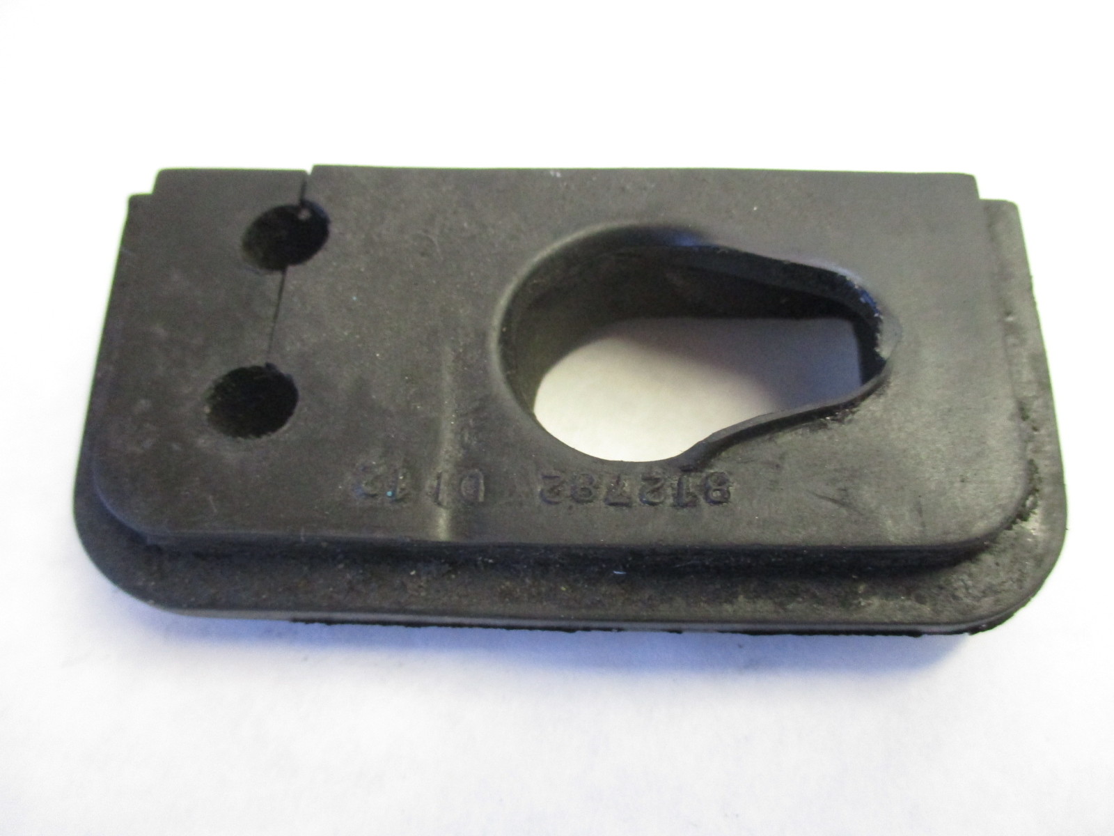 812782 Lower Cowl Rubber Grommet Mercury Mariner Outboard 812782 D1 12