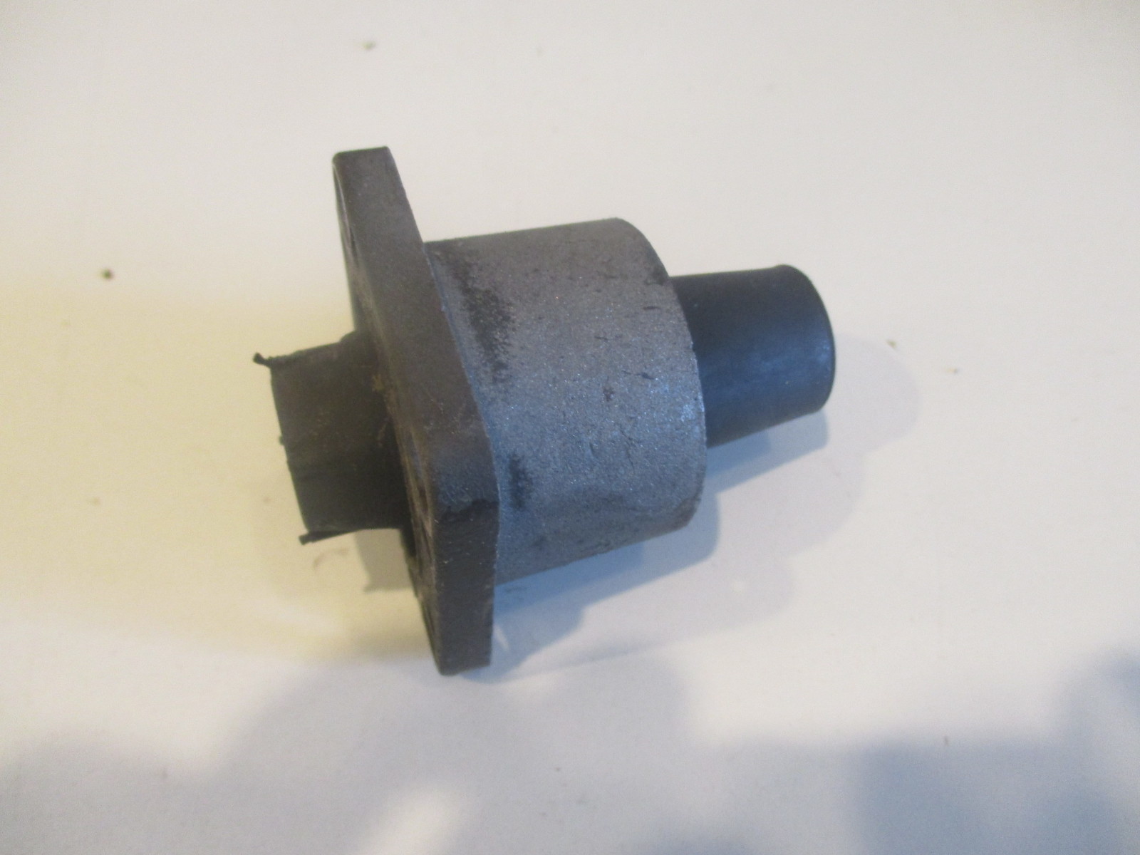 826267T2 Mercury Mariner 30-60 Hp Outboard Midsection Upper Rubber Mount 893655T