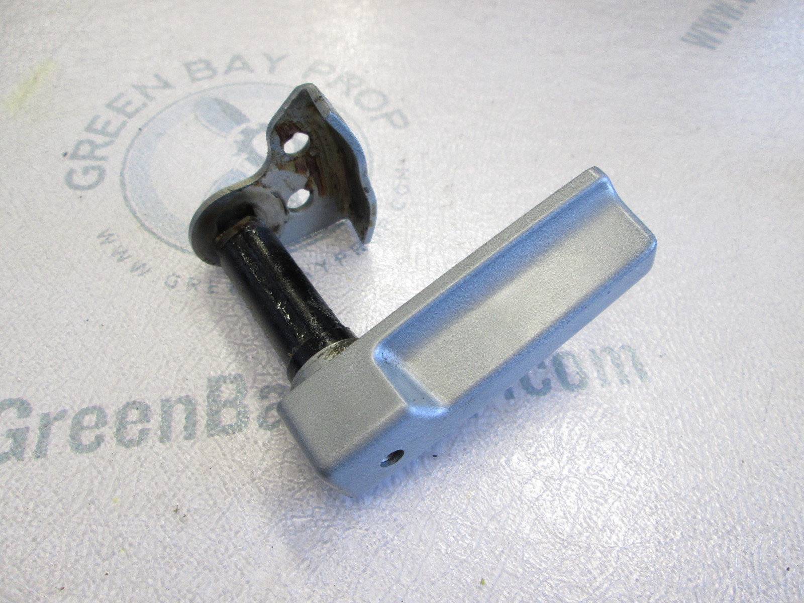 0396606 Evinrude Johnson 60-75 Hp Lower Engine Pan Front Handle Latch 1986-01