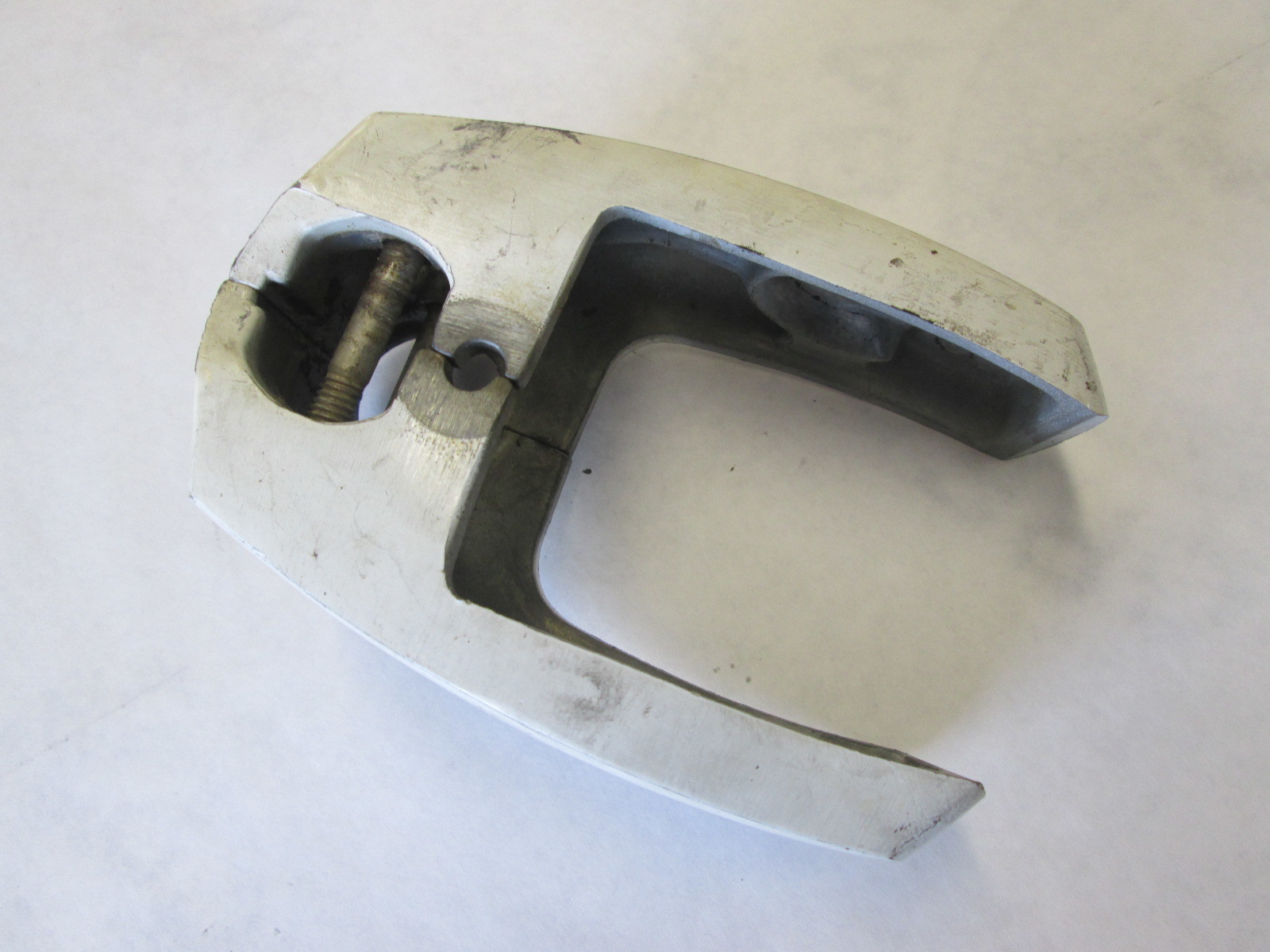 0323108 0323109 Lower Housing Mount Bracket for Evinrude Johnson 20-35 1976-2005