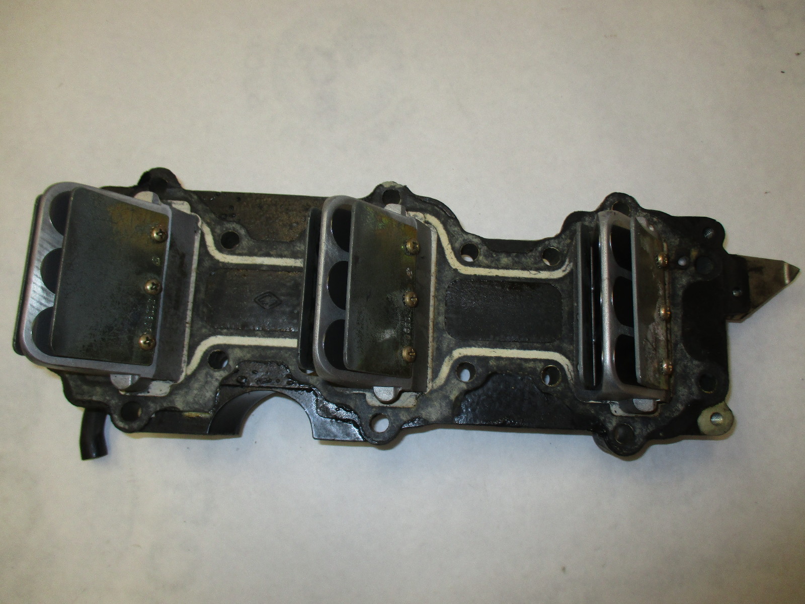 0434126 Evinrude Johnson 50 60 70 HP Outboard Intake Manifold & Reed