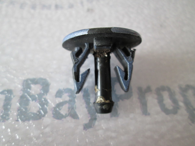 321885 9.9/10 15 HP Evinrude Johnson Outboard Motor Lower Cowl Nipple