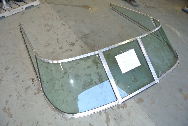 529017 Windshield Curved Glass Blue Water Monte Carlo Boat 1995 83 x 56