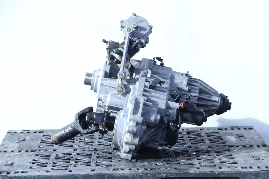 Infiniti QX56 0407 Armada Transfer Carrier Case Assembly, 331007S110, OEM, 2004, 2005, 2006