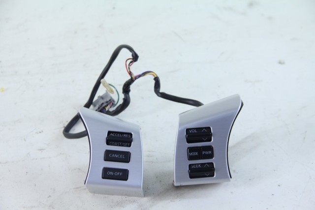 Nissan 350Z 03-05 Button Steering Wheel Cruise / Volume Switch Control 25550-CD000, OEM, 2003, 2004, 2005