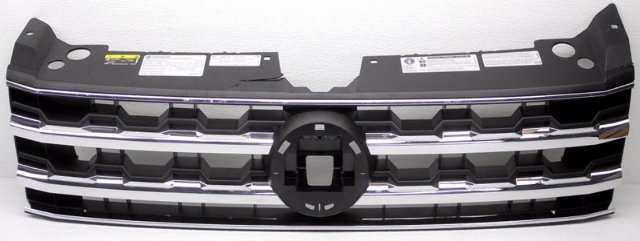 Blemished Scratches on grille. Genuine OEM part. Upper trim cracked. May have minor wear from use and storage. Otherwise in good condition.** ### Photos ![