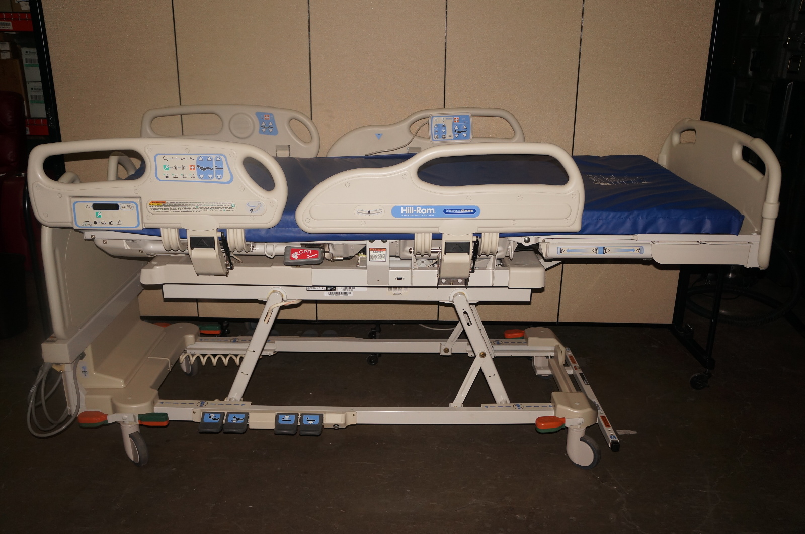 HillRom VersaCare P3200 Electric Adjustable Hospital Bed w/ Scale