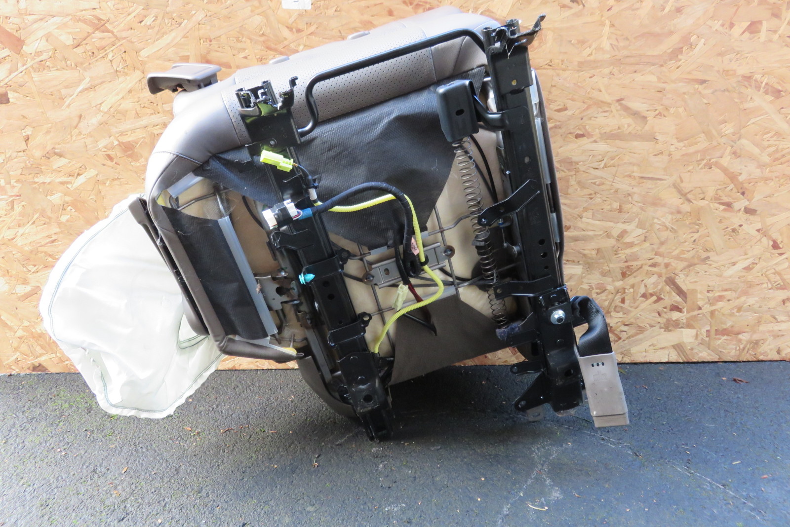 12 Lexus GX460 seat, right rear (airbag deployed), 2nd row, sepia S