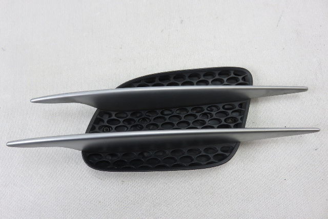 04 Mercedes R230 SL500 FENDER VENT RIGHT SIDE FENDER GRILLE PASSENGER 2306900236